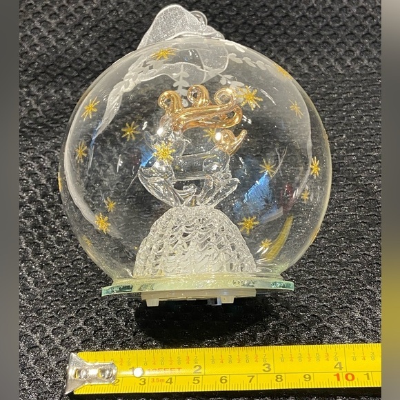 Kringle Glass Colour Changing Leaping Reindeer Ball Ornament - Picture 9 of 16